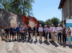 Quelle: Gemeinde Friesenheim Auf diesem Bild sieht Baubeteiligte auf einer Baustelle die den ersten Spatenstich setzen