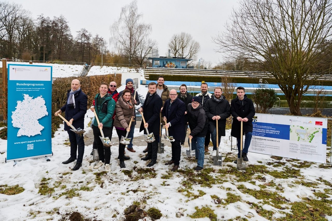 Das Bild zeigt eine Gruppe von Menschen beim symbolischen Spatenstich für die Sanierung des Hallenbades in Weingarten.