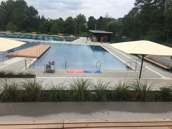 Panoramaansicht eines Hallenbades mit Freibad