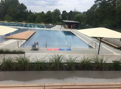 Panoramaansicht eines Hallenbades mit Freibad