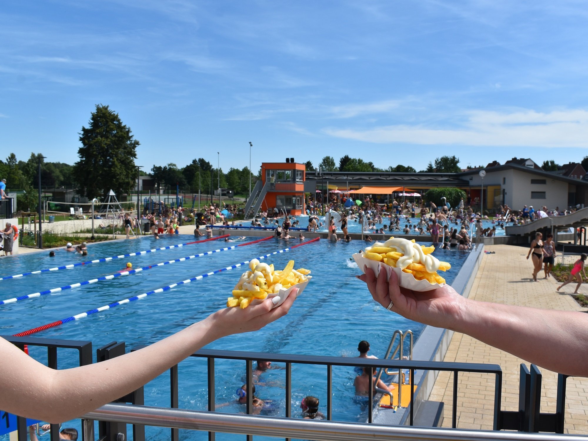 Auf diesem Bild sieht man das Schwimmbad mit Badegästen.