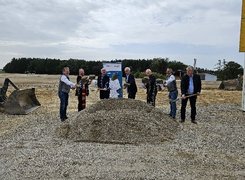 Christian Blickberndt, Gemeinde Engelsberg Die Anwesenden vollziehen euphorisch den Spatenstich.