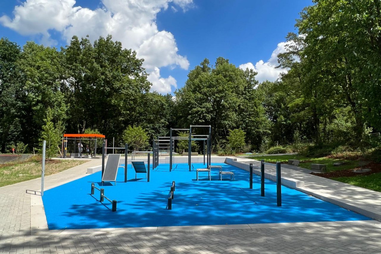 Der modernisierte Spielplatz am Bewegungshügel Vorderort in Oberhausen, Nordrhein-Westfalen.