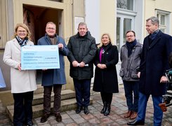 Quelle: Stadt Bamberg, Sonja Seufferth Das Bild zeigt sechs Personen, die nebeneinander stehen. Die zwei Personen, die links stehen, halten einen Förderbescheid in den Händen.