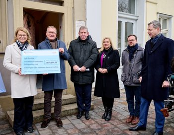 Quelle: Stadt Bamberg, Sonja Seufferth Das Bild zeigt sechs Personen, die nebeneinander stehen. Die zwei Personen, die links stehen, halten einen Förderbescheid in den Händen.
