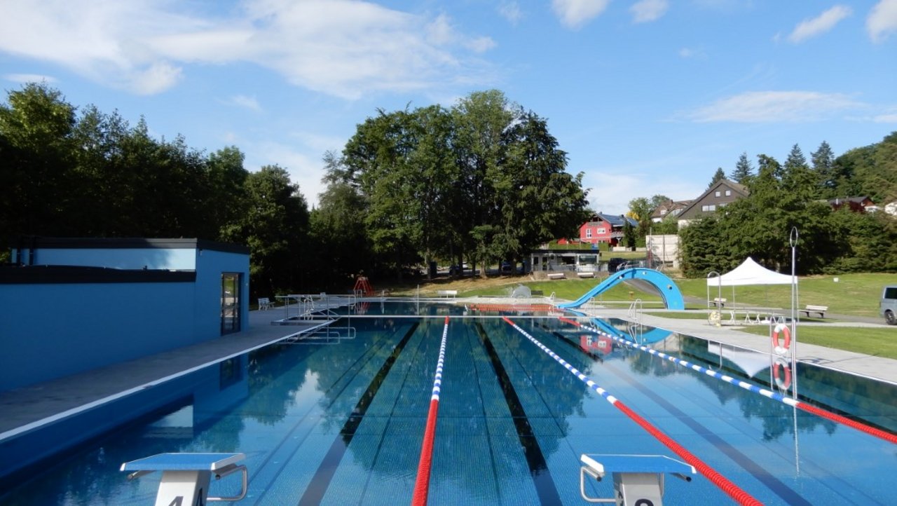Das Freibad in Zell im Fichtelgebirge, Bayern, nach Abschluss der Sanierungsmaßnahmen.