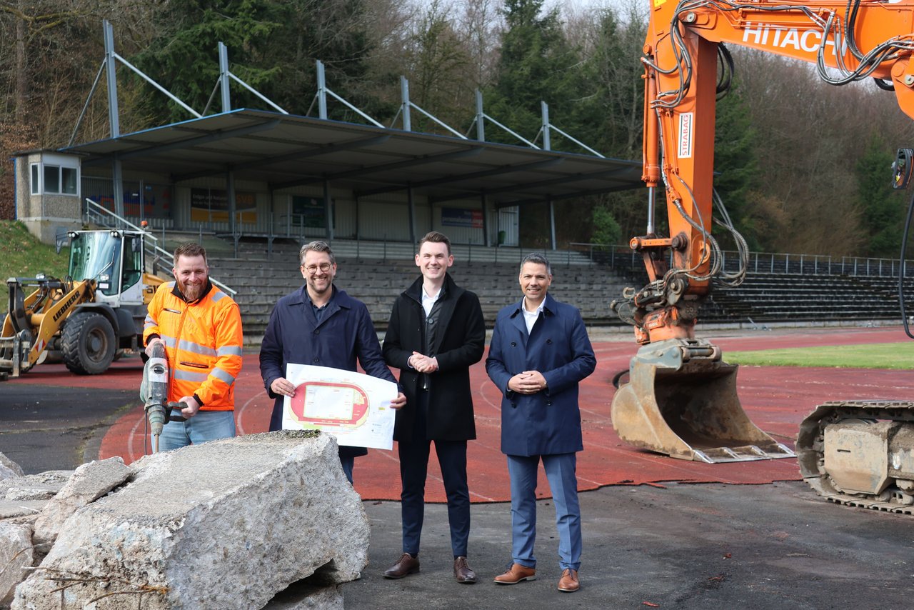Das Bild zeigt den Baustart des Hofbachstadions.