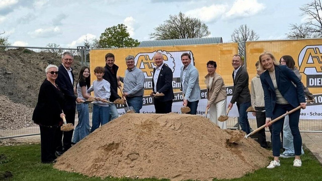 Das Bild zeigt den symbolischen Spatenstich.