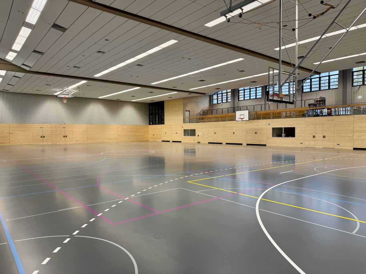(kein Quellennachweis erforderlich) Das Bild zeigt eine Sporthalle von innen.