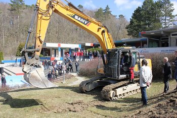 Das Bild zeigt einen Bagger