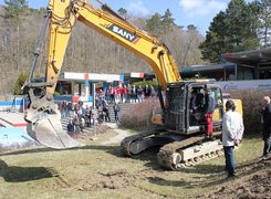Das Bild zeigt einen Bagger