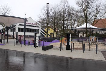 Die Abbildung zeigt das Bürgerzentrum und den angrenzenden Spielplatz
