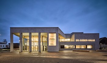 Das Bild zeigt eine Außenansicht der Dr.-Sieber-Stadthalle