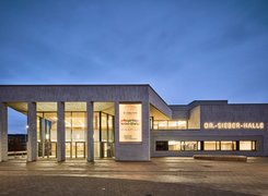 © Johannes Vogt Das Bild zeigt eine Außenansicht der Dr.-Sieber-Stadthalle