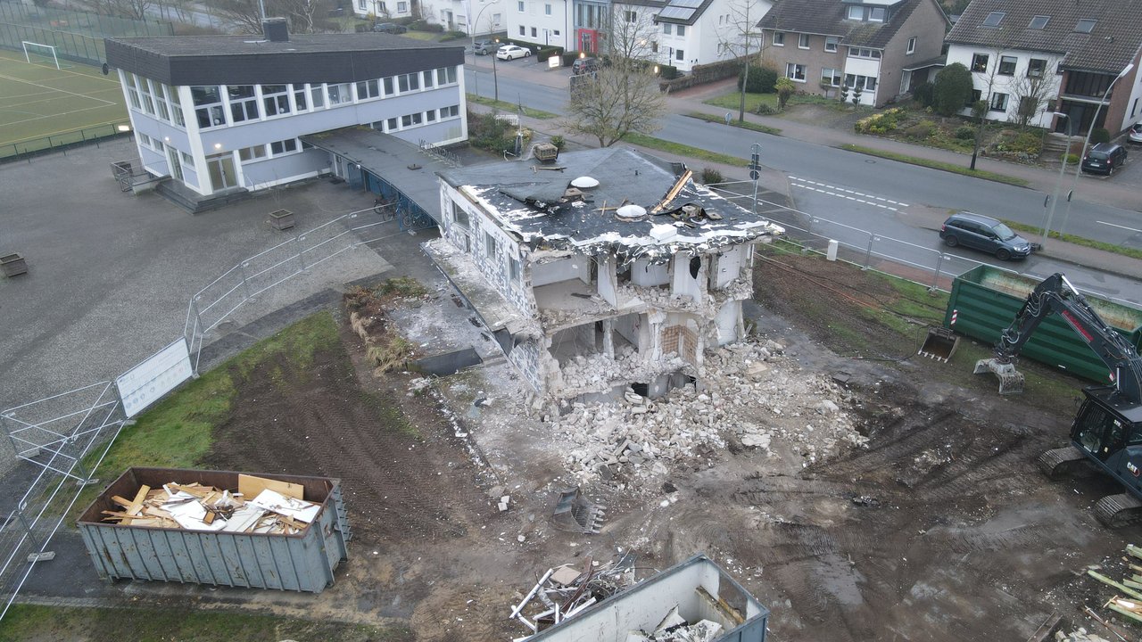 Abriss am Jahnstadion in Oelde, Nordrhein-Westfalen: Dort entsteht der Ersatzneubau eines Umkleidegebäudes.