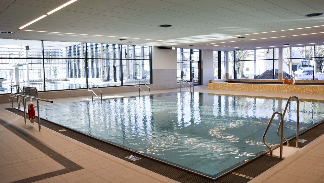 Das frisch sanierte Nichtschwimmerbecken im Hallenbad in Königswinter, Nordrhein-Westfalen.