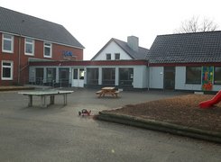 Das Bild zeigt den Schulhof in Loppersum 
