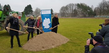 Das Bild zeigt kommunale Vertreter beim Spatenstich