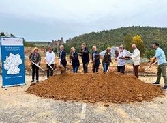 Virginia Templeton, Stadtverwaltung Wertheim Das Bild zeigt die Anwesenden, wie sie den traditionellen Spatenstich vollziehen.