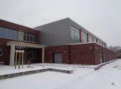 © Gebäudemanagement Gemeinde Wiefelstede Außenansicht der frisch sanierten Turnhalle