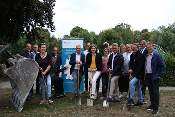 Das Bild zeigt Vertreter beim Spatenstich