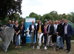 Das Bild zeigt Vertreter beim Spatenstich