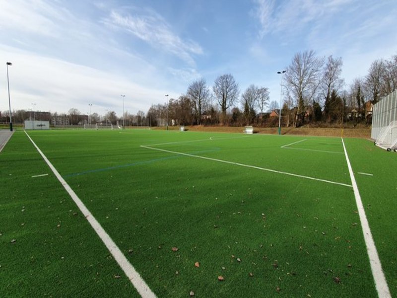 Das Bild zeigt einen Fußballplatz aus der Perspektive der Eckfahne.