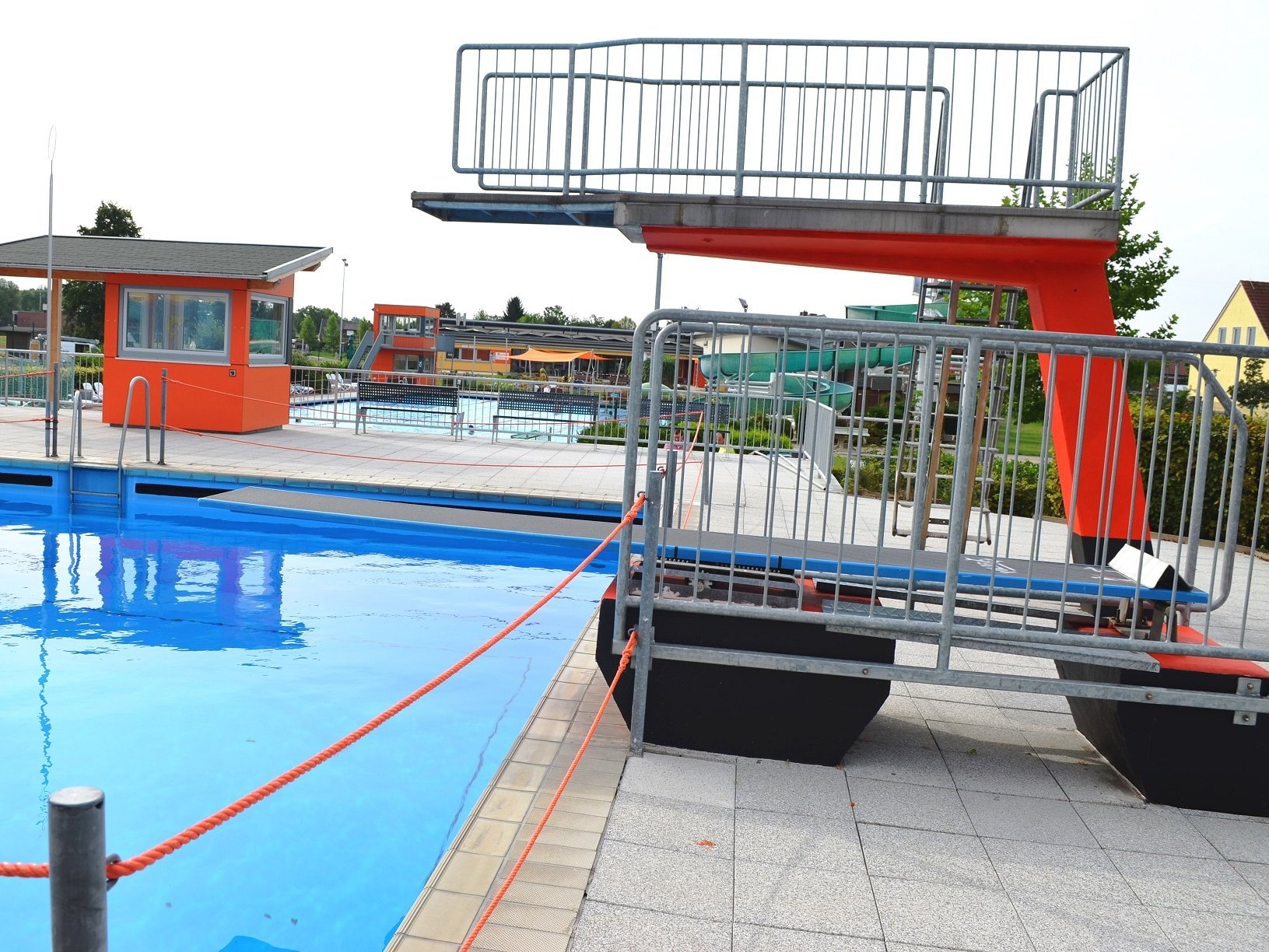 Das Bild zeigt zwei Sprungtürme in einem Freibad.
