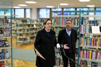 Das Bild zeigt Bundesministerin Klara Geywitz und Oberbürgermeister Mike Schubert.