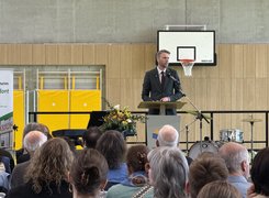 Das Bild zeigt die Einweihung der Dreifeldsporthalle.