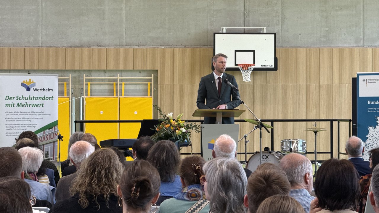 Das Bild zeigt die Einweihung der Dreifeldsporthalle.