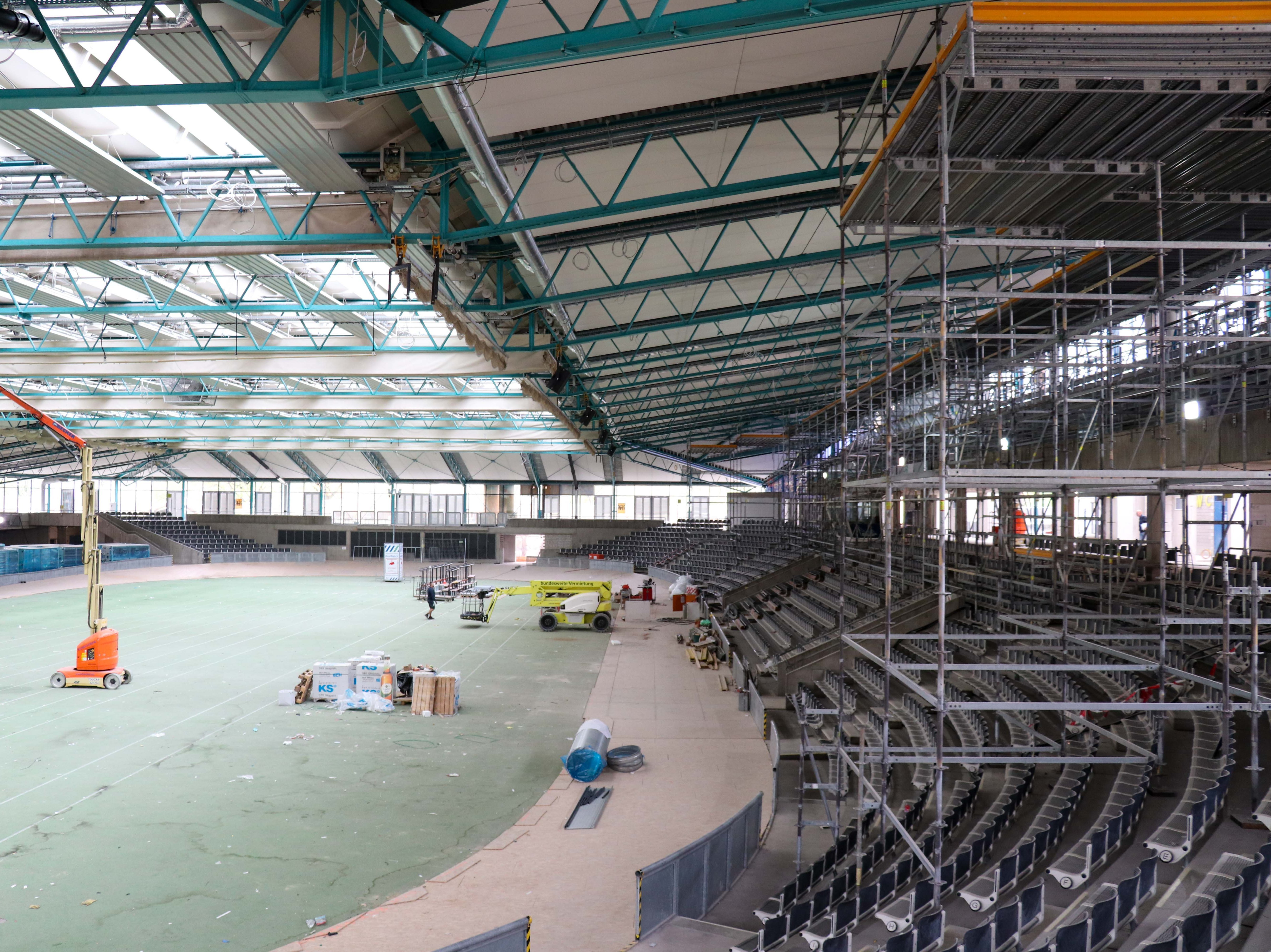 Stadt Karlsruhe l Amt für Hochbau und Gebäudewirtschaft Man sieht Bauarbeiten in einer Sporthalle