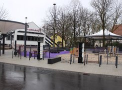 © Gemeinde Ebsdorfergrund Die Abbildung zeigt das Bürgerzentrum und den angrenzenden Spielplatz