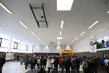 Das Bild zeigt die feierliche Eröffnung der Uwe-Seeler-Sporthalle