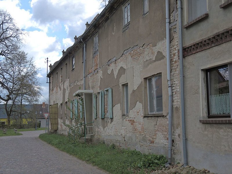 Das Bild zeigt eine heruntergekommene Hausfassade.