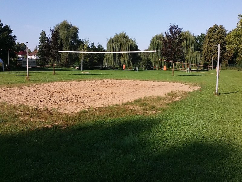 Das Bild zeigt einen Volleyballplatz.