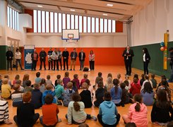 Quelle: Jana Böhme, Stadt Blankenburg (Harz) Man sieht einen Festakt in einer Schulturnhalle.