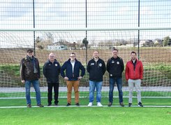 © Nico Schmitz (Stadt Bedburg) Das Bild zeigt sechs Männer, die in einer Linie vor einem Fußballtor stehen.