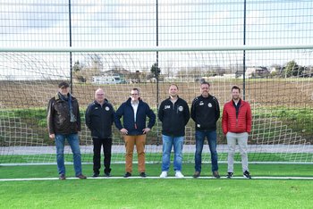 © Nico Schmitz (Stadt Bedburg) Das Bild zeigt sechs Männer, die in einer Linie vor einem Fußballtor stehen.