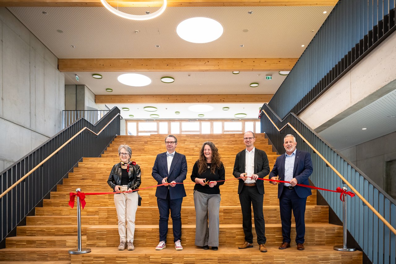 Quelle: Stadt Oldenburg in Holstein Das Bild zeigt 5 Personen auf einer Treppe, die gemeinsam ein rotes Band durchschneiden.