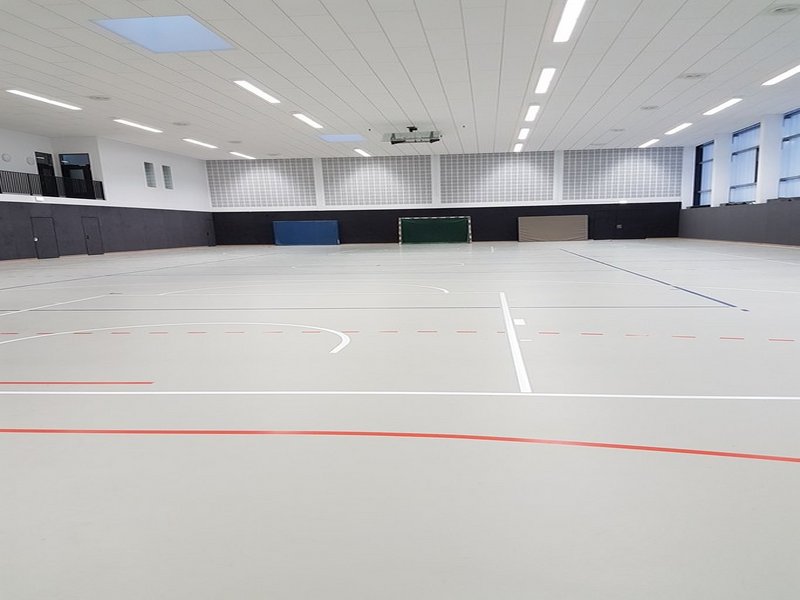 Das Bild zeigt eine helle Sporthalle von innen.