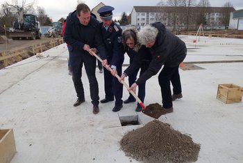 Das Bild zeigt kommunale Verteter beim Spatenstich