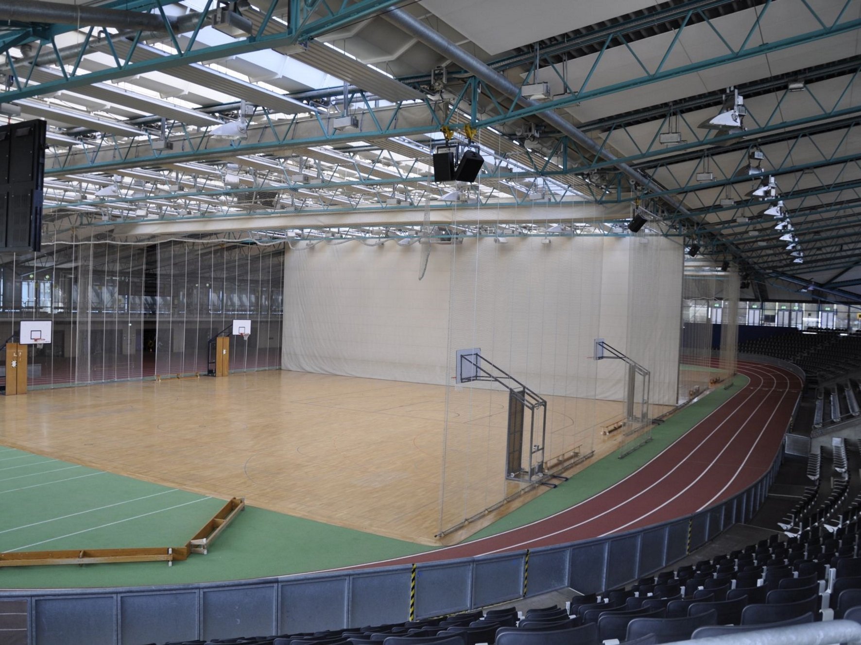 Stadt Karlsruhe l Amt für Hochbau und Gebäudewirtschaft Man sieht eine Basketballhalle