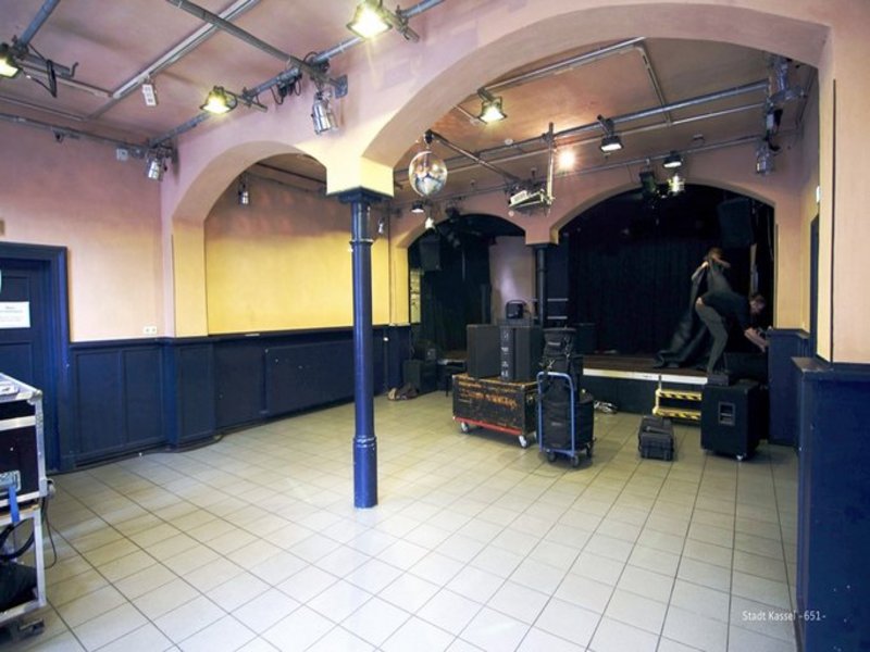 Das Foto zeigt einen Innenraum mit Bühne.