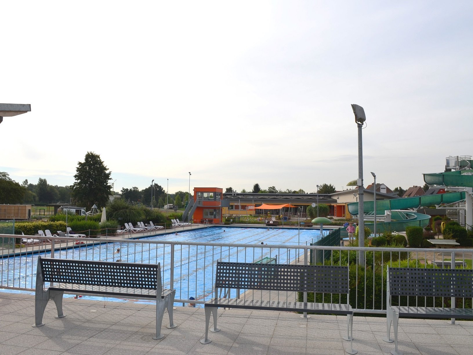 Das Bild zeigt ein Freibad.