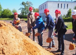 © Sport- und Bäderamt der Landeshauptstadt Saarbrücken Das Bild zeigt Vertreter beim Spatenstich