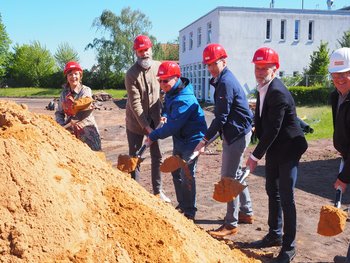 © Sport- und Bäderamt der Landeshauptstadt Saarbrücken Das Bild zeigt Vertreter beim Spatenstich