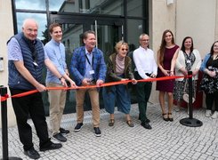Quelle: Stadt Hohen Neuendorf Das Bild zeigt einen symbolischen Banddurchschnitt. Auf dem Bild zu sehen sind acht Personen. Die Personen halten eine Schere an einem roten Band.