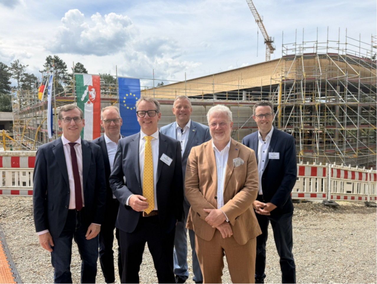 Quelle: Hansestadt Warburg, Pressestelle Das Bild zeigt sechs Personen vor einer Baustelle.