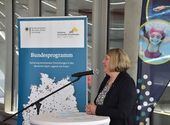 © Stadt Bad Wurzach Bad Wurzachs Bürgermeisterin Alexandra Scherer freute sich, die Fertigstellung des Hallenbad-Ersatzneubaus am „Grünen Hügel“ gemeinsam mit geladenen Gästen aus Politik, Verwaltung und von bauausführender Seite feierlich begehen zu können.